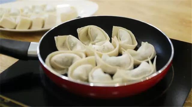 [餐飲加盟連鎖]餛飩這么吃太有創(chuàng)意了，鮮香酥脆，滿滿的驚喜